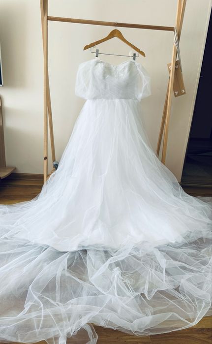 Весільна сукня з шлейфом