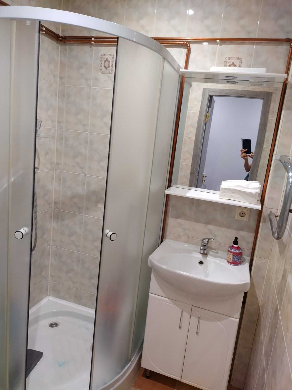 Міхновського 25,прим.53кв.м під комерцію, житл.фонд,  метро 1хв.пішки