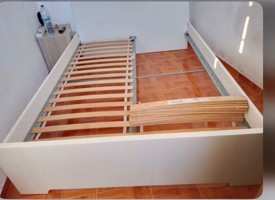 Cama 140 por 200 em ótimo estado .