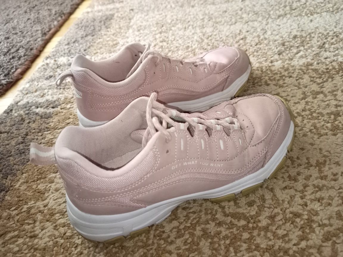 Buty sportowe, różowo - białe na podwyższeniu, dziewczęce