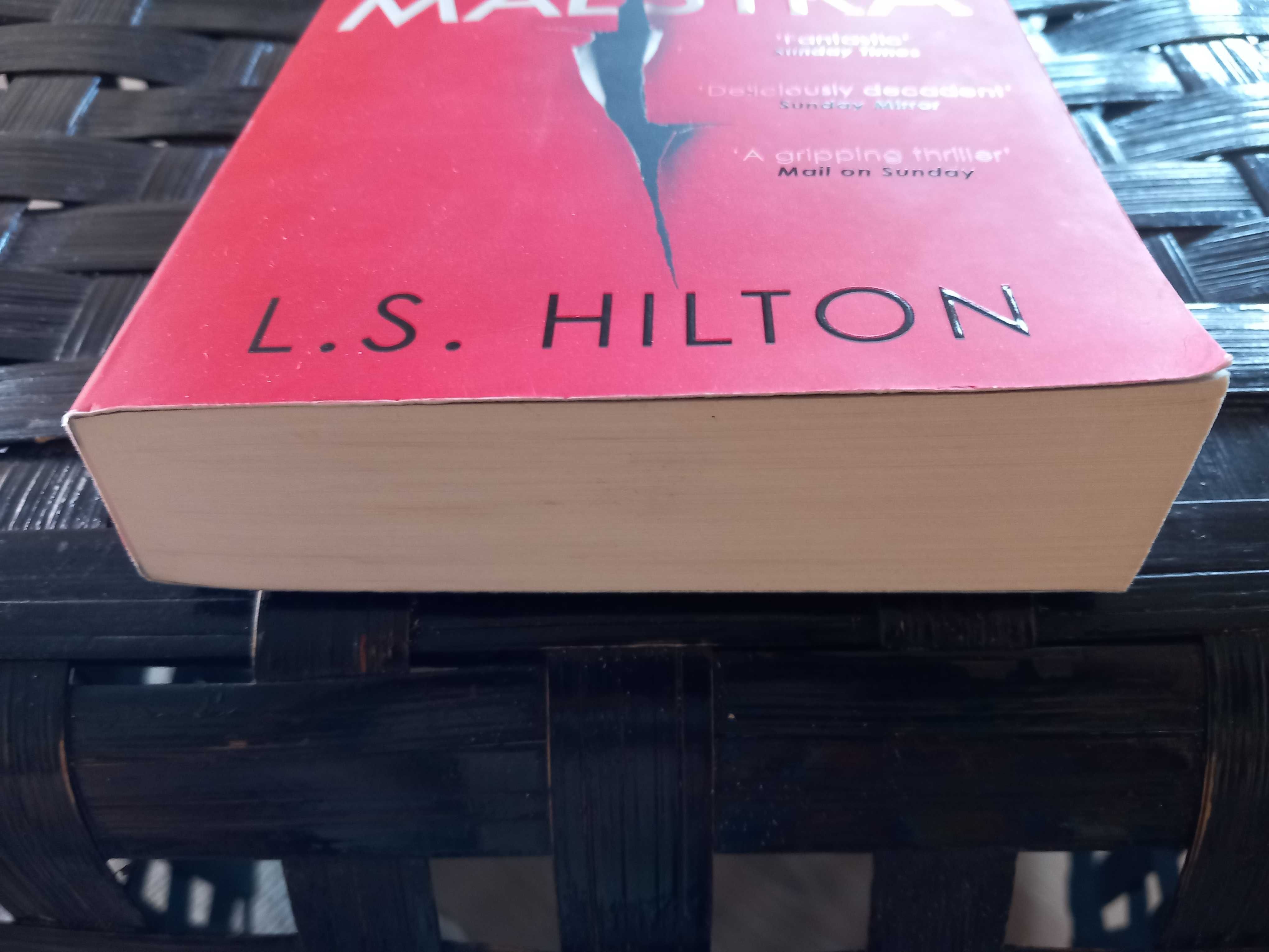 Maestra, de L. S. Hilton (em inglês)