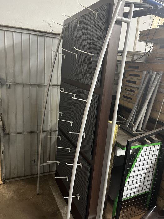 Expositor em chapa e madeira com 18 ganchos