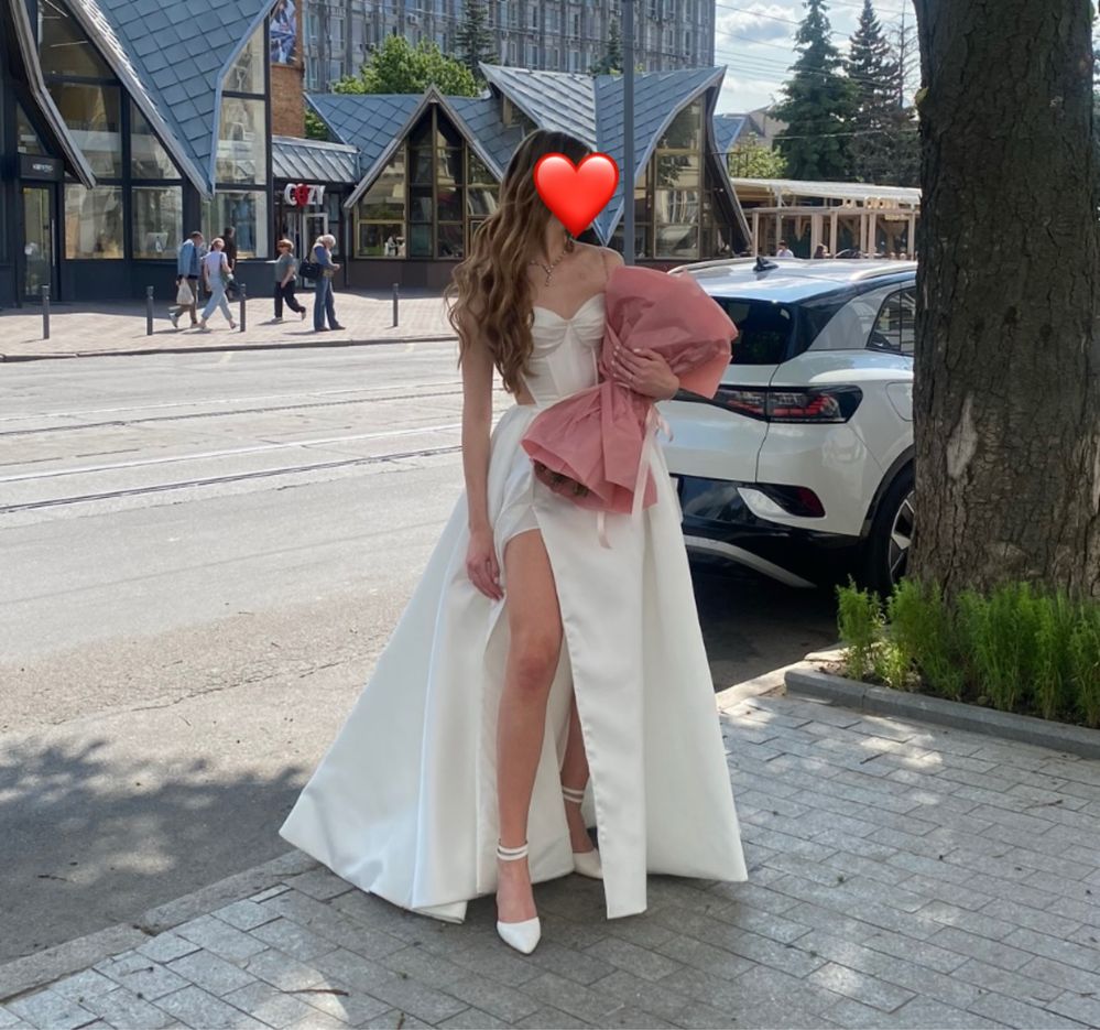Весільна сукня.