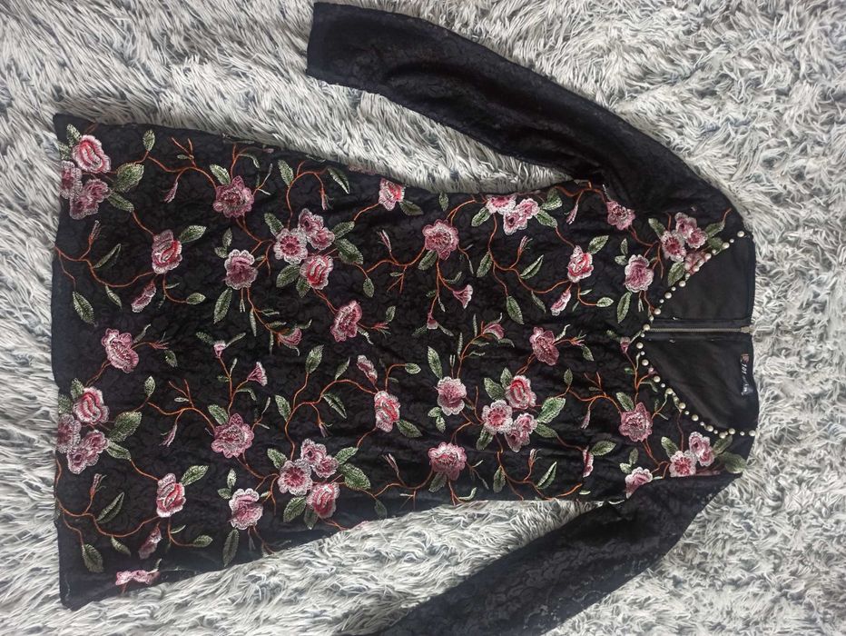 Piekna koronkowa czarna sukienka z perłami