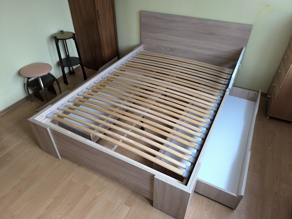 Łóżko 140x200 w kolorze jasnego drewna z materacem