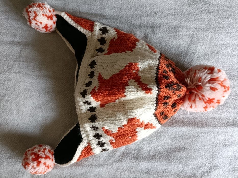 Gorro de malha com pompons