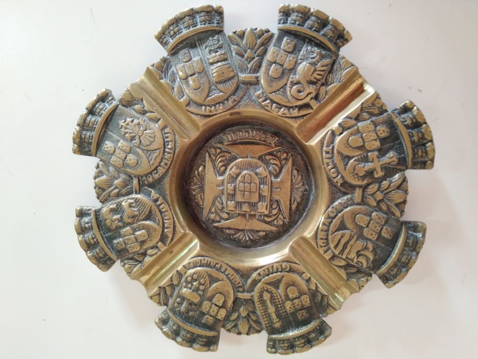 Cinzeiro em Bronze Sobre as Províncias Ultramarinas