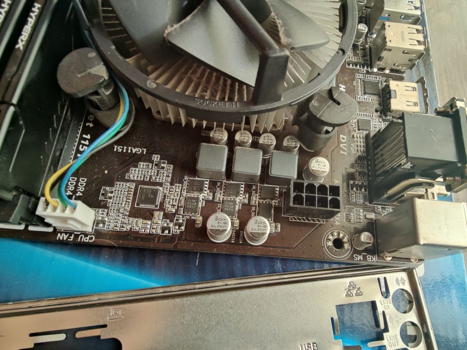 i5 7500 + Gigabyte H110 + 8GB RAM
