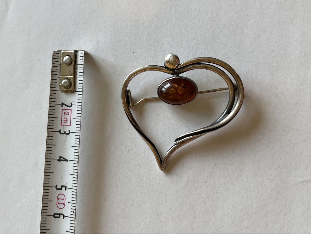 Broszka srebrna z bursztynem w kształcie serca przypinka