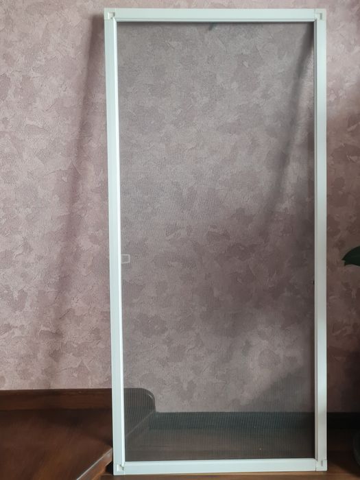 Продам за 350 грн. нову віконну раму з москітною сіткою 128 × 60 см.