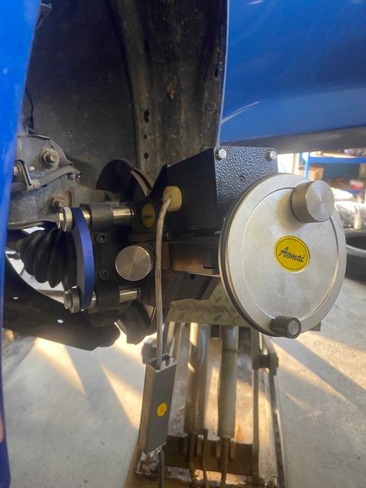 Urządzenie do toczenia tarcz hamulcowych na samochodzie