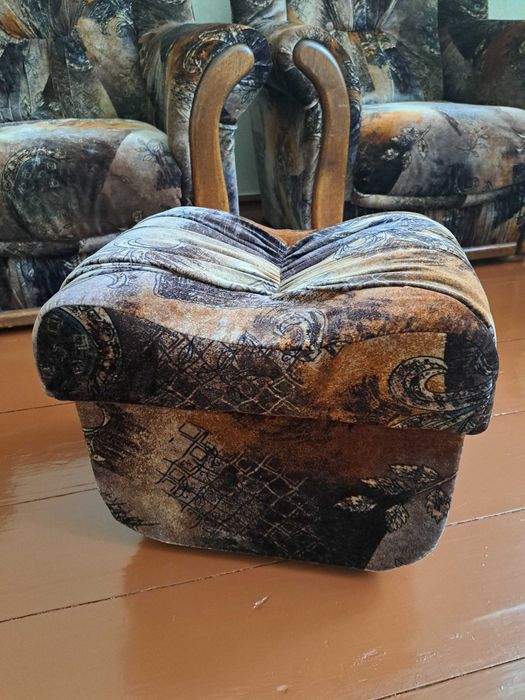 Два м'ягких крісла та 2 пуфа, диван