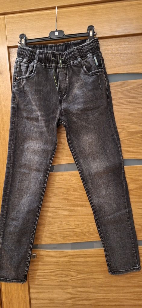 Czarne jeansy 164