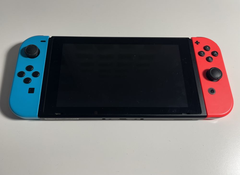 Nintendo Switch V2 + Comando + 4 jogos