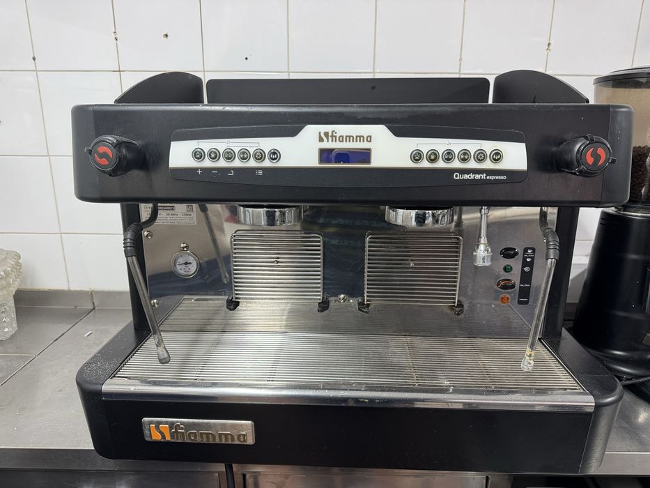 Máquina de café e máquina para moer o café
