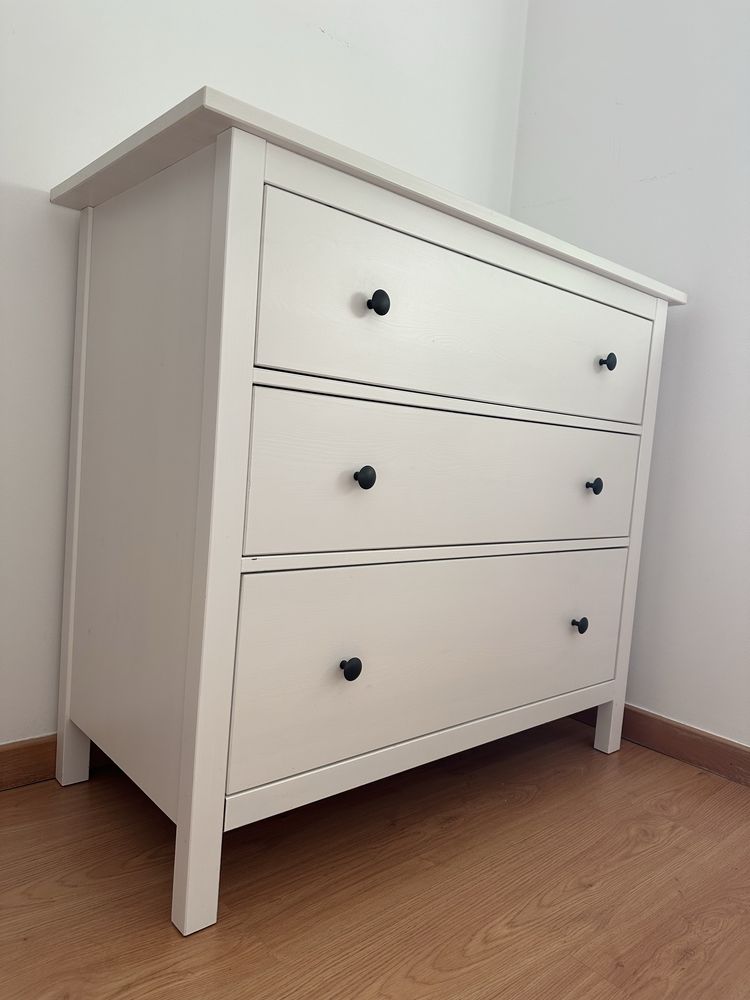 Cómoda HEMNES Ikea