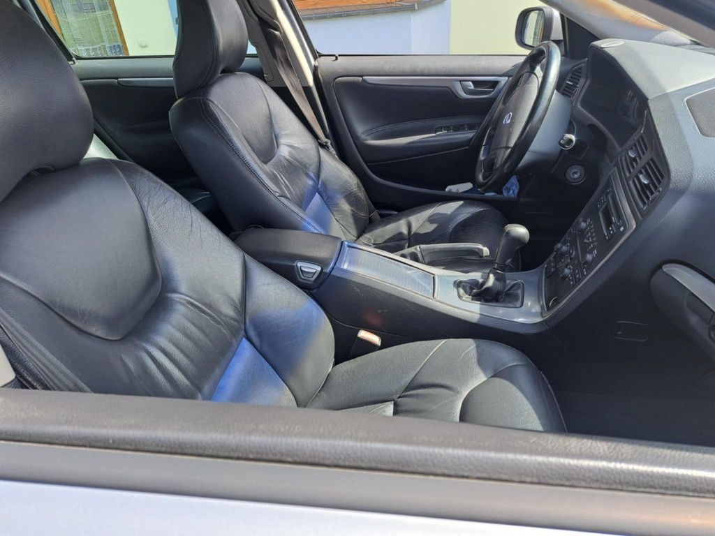Volvo kolor srebrny v70 2.4d