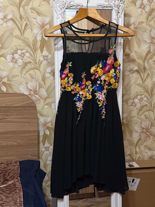 Сукня з вишивкою