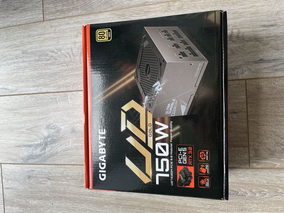 Komputer Rtx 4060 ryzen 5 7500f Ram 32GB DDR5 1TB Lian li o11 visison