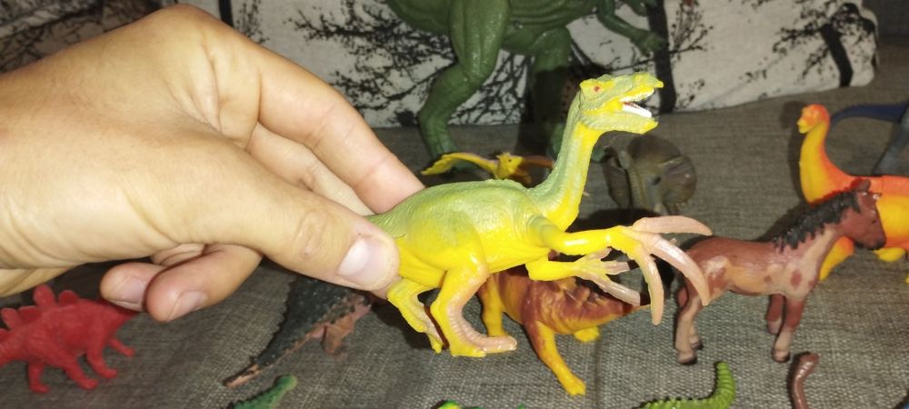 Іграшковий набір динозаврів