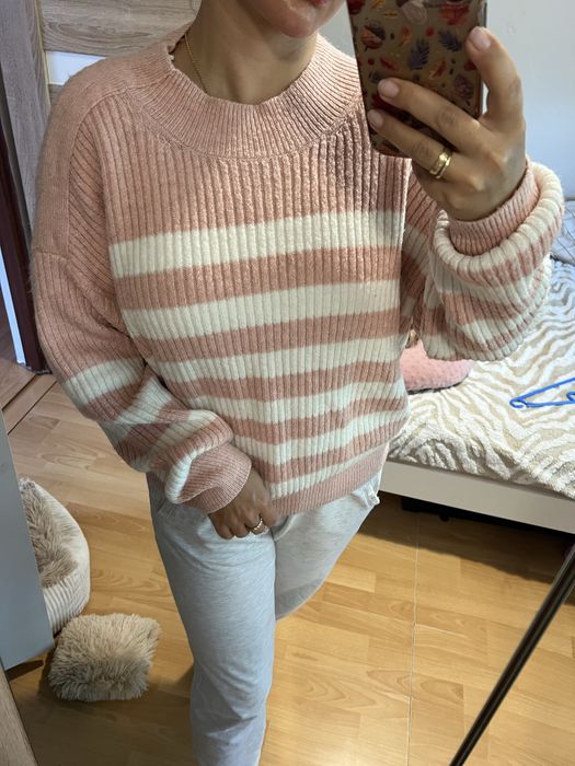 Sweterek w paski pudrowy oversize sweter