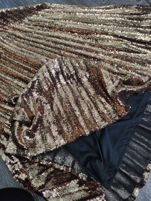 Золотиста сукня у дрібні блискучі паєтки