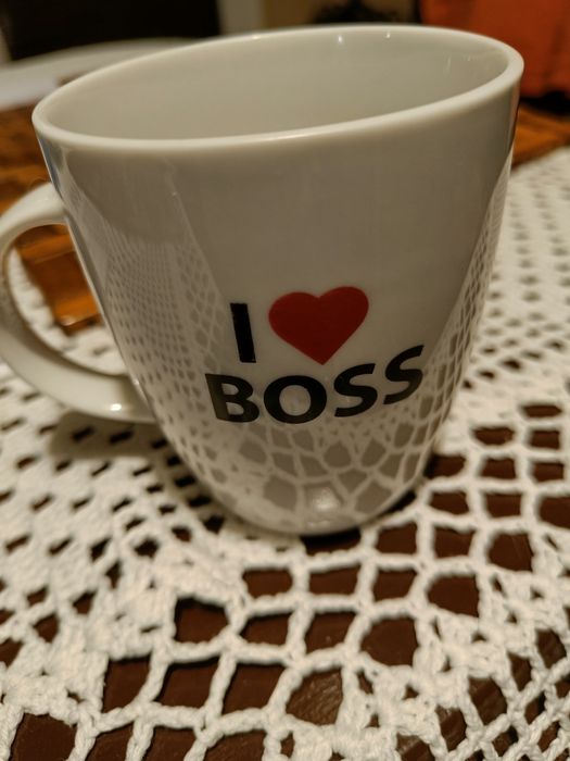 Kubek kolekcjonerski w kolorze białym z napisami .