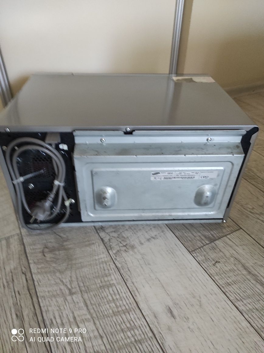 Микроволновая печь "Samsung".