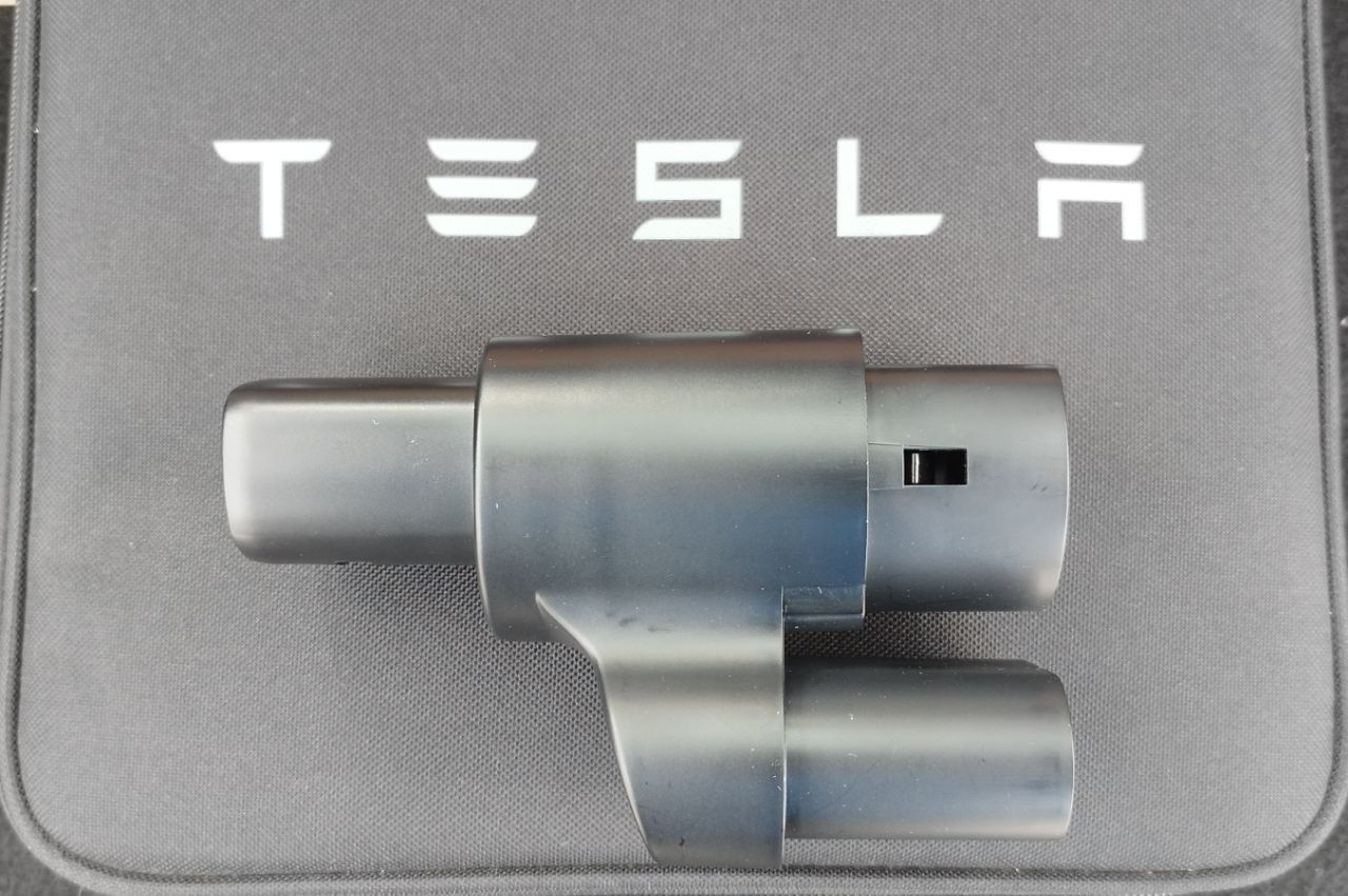 Перехідник для швидкої зарядки Tesla