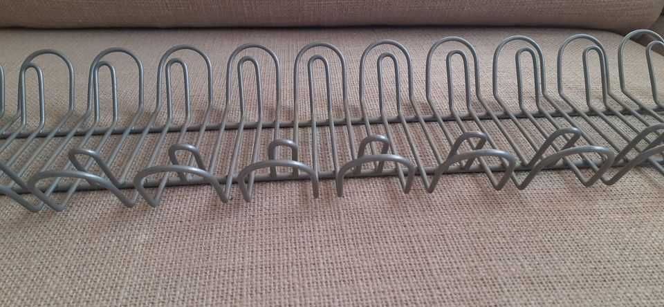 Suporte para  fios e cabos debaixo da secretária