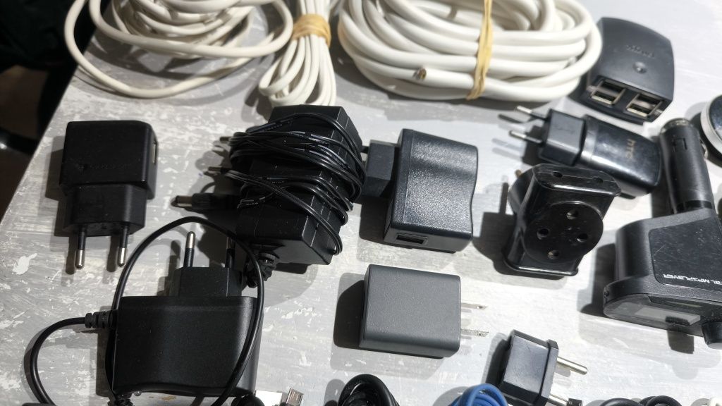 Kable usb, ładowarki, zasilacze, router - zestaw