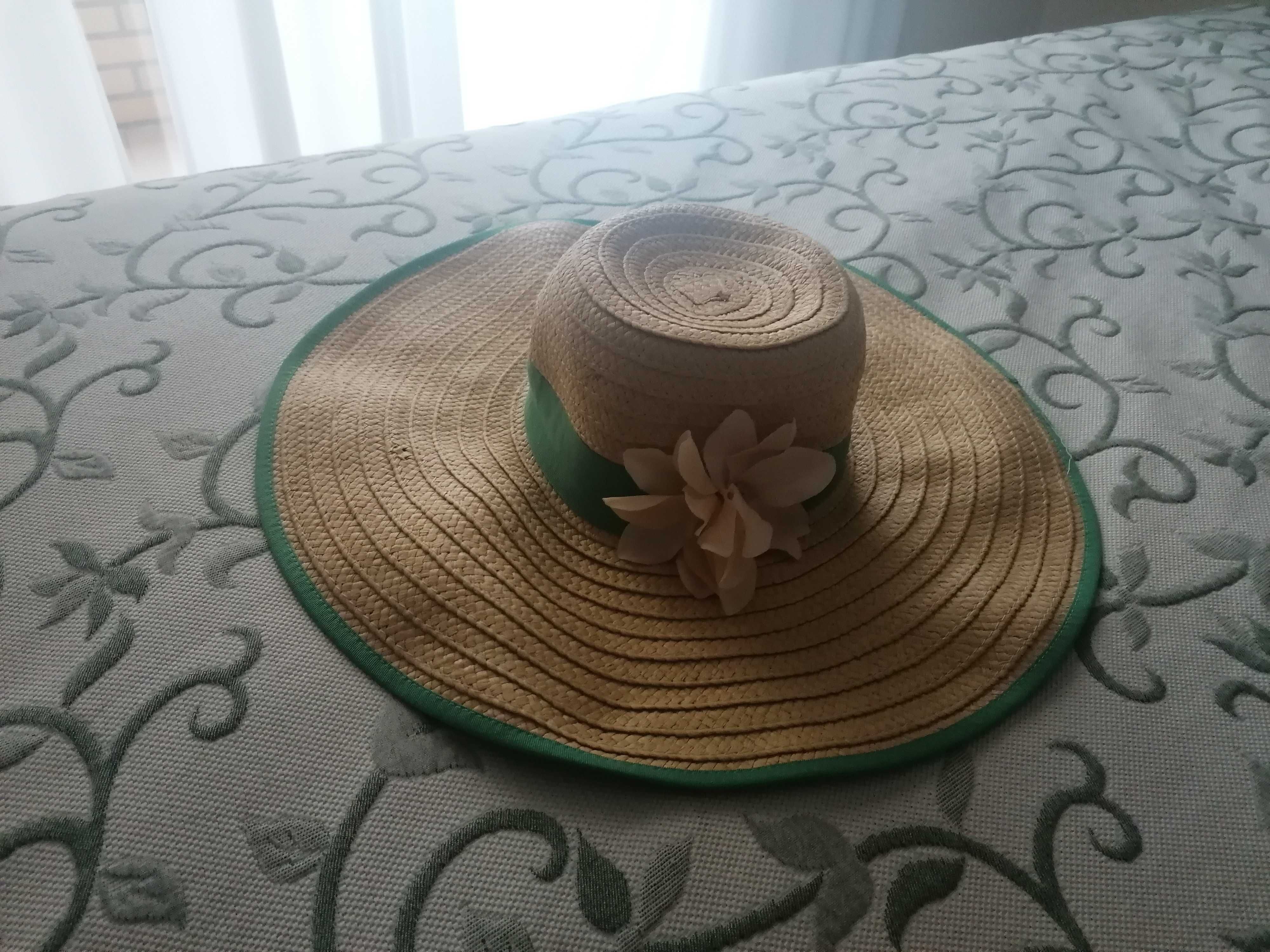Chapéu de verão com flor