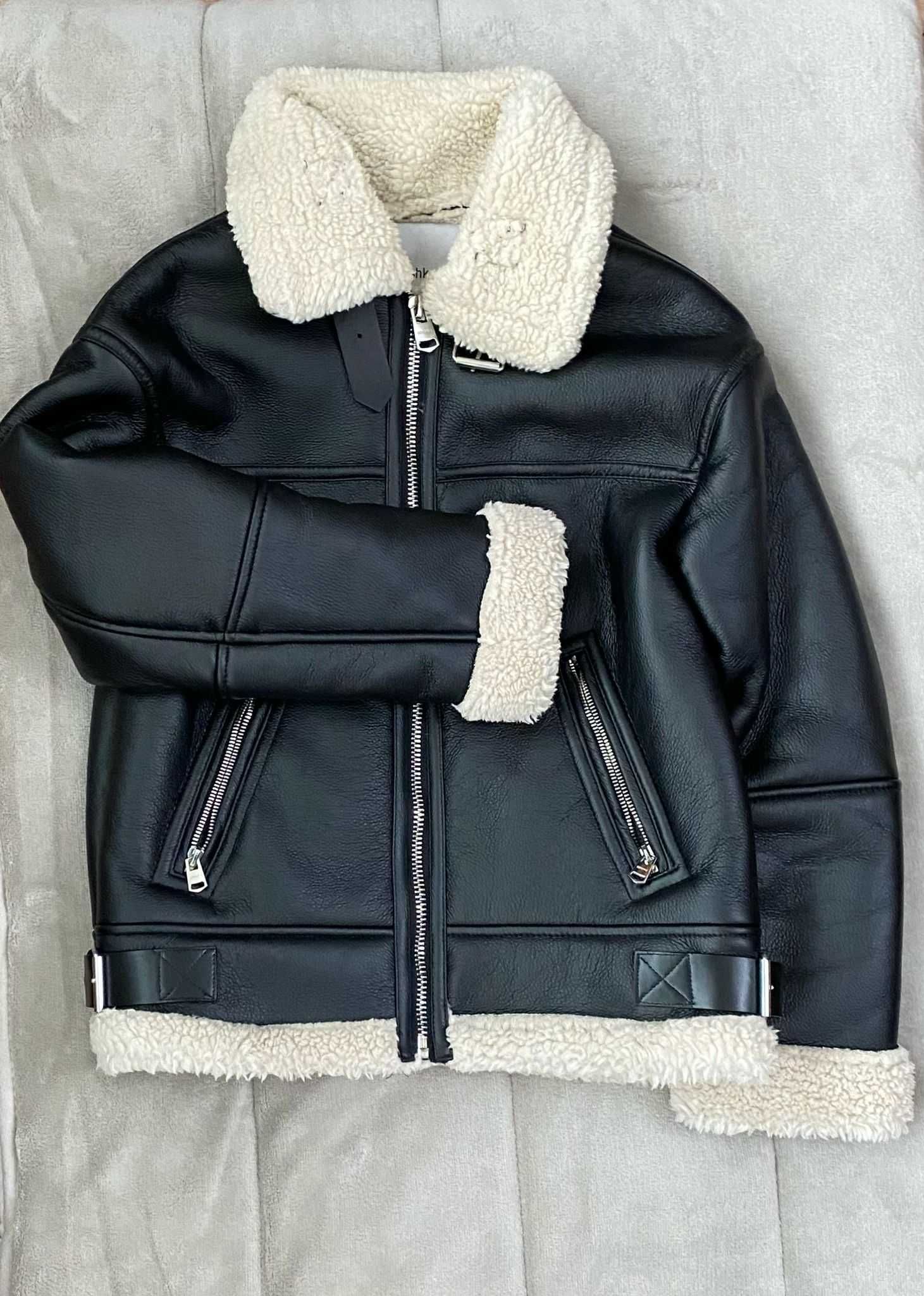 Blusão biker preto, cardado a pelo, da Bershka