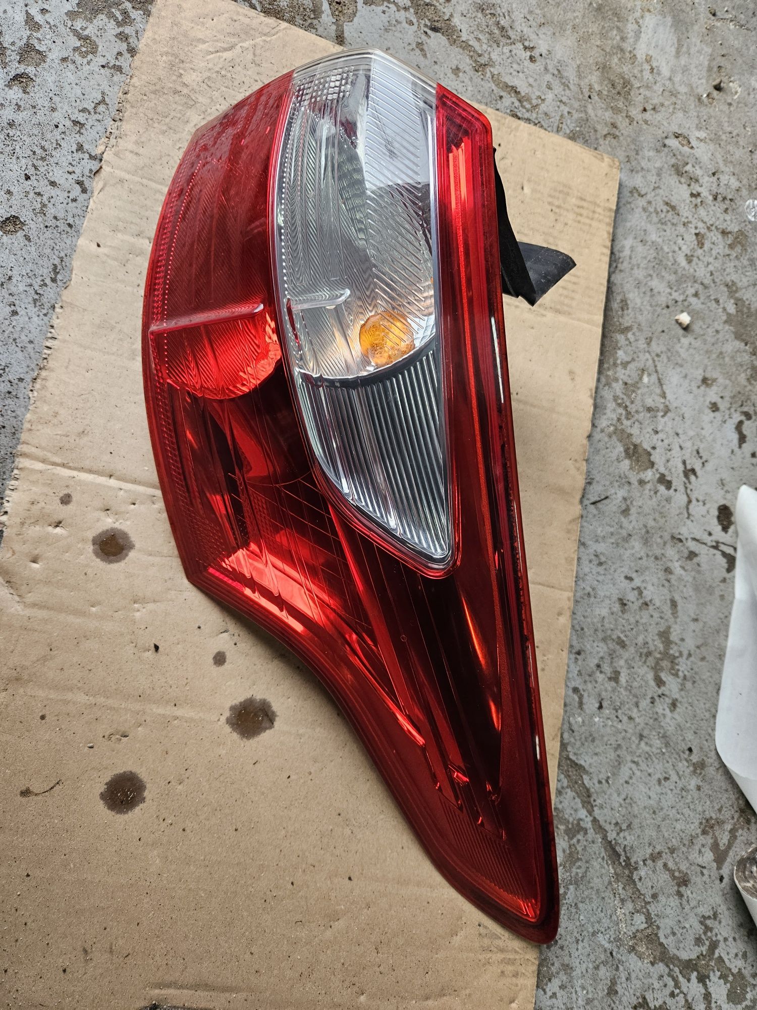 Lampa tyl prawa Ford Focus MK3 kombi