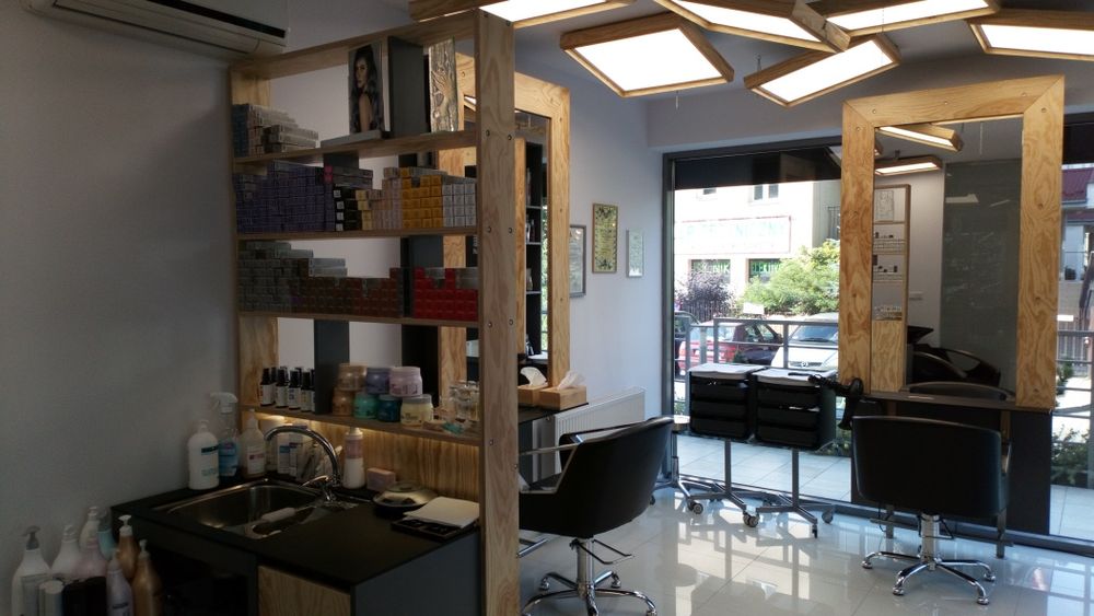 Sprzedam działający salon fryzjerski