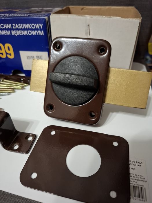 Zamek wierzchni zasuwkowy z mechanizmem bębenkowym