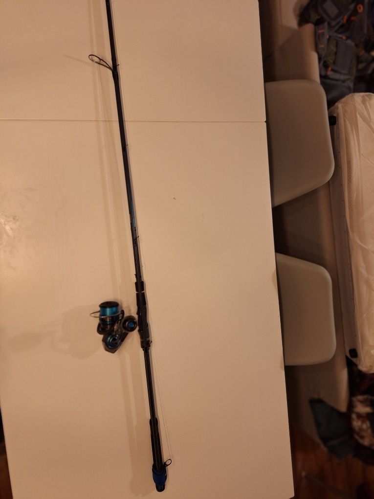 Daiwa Tournement AGS 3.05 com carreto Saltist 4000 e linha Daiwa tourn