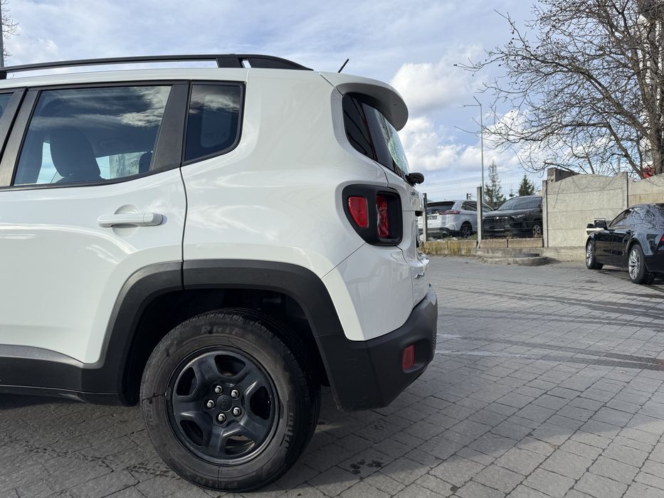 Білий Jeep Renegade Sport 2016 року