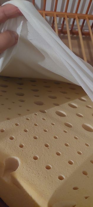 Łóżeczko z szufladą i materac lateksowy Hevea w pokrowcu medica