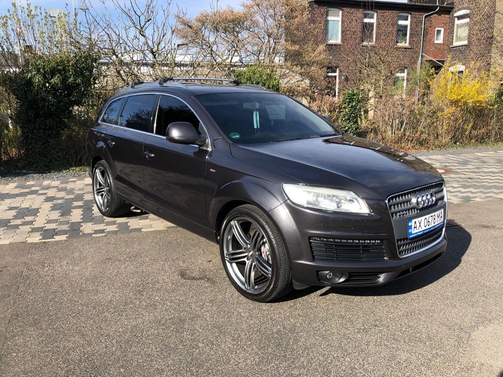 Audi Q7 S line v8