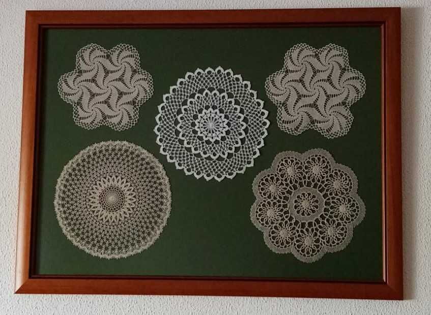 Quadro com naperons de crochet antigos