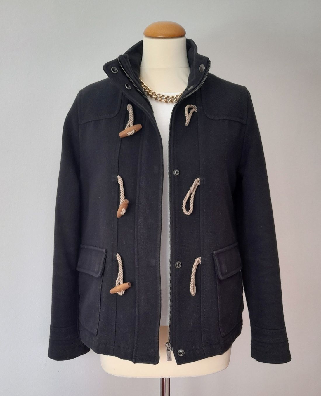 Parca Massimo Dutti preta, com alamares. Tamanho  M