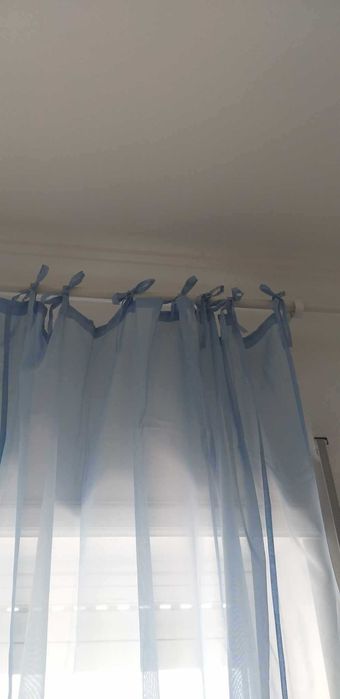 Cortinas azuis transparentes