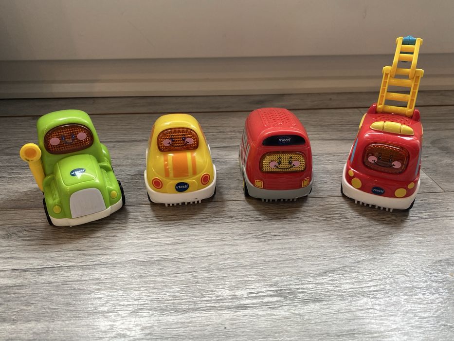 Remiza strazacka VTECH + 4 autka Tut Tut + dodatkowy tor