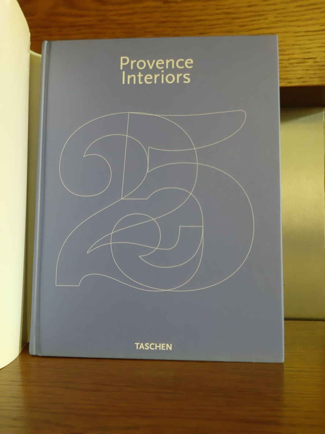 Provence Interiors - Lisa Lovatt-Smith.  Wydawnictwo Taschen
