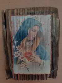 Obrazek Matki Bożej na oryginalnej spalonej krokwi Katedry w Sosnowcu