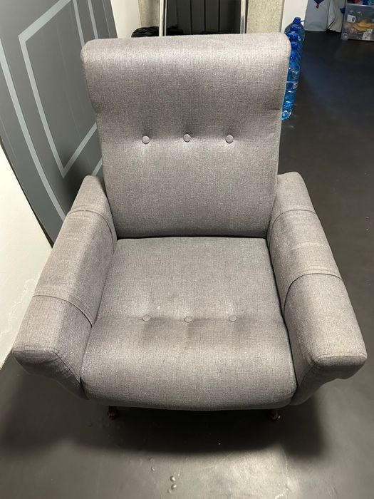 Stabilny wygodny szary fotel w stylu mid century po renowacji