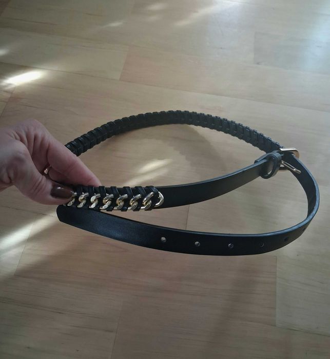 Czarny pasek ze złotym łańcuchem