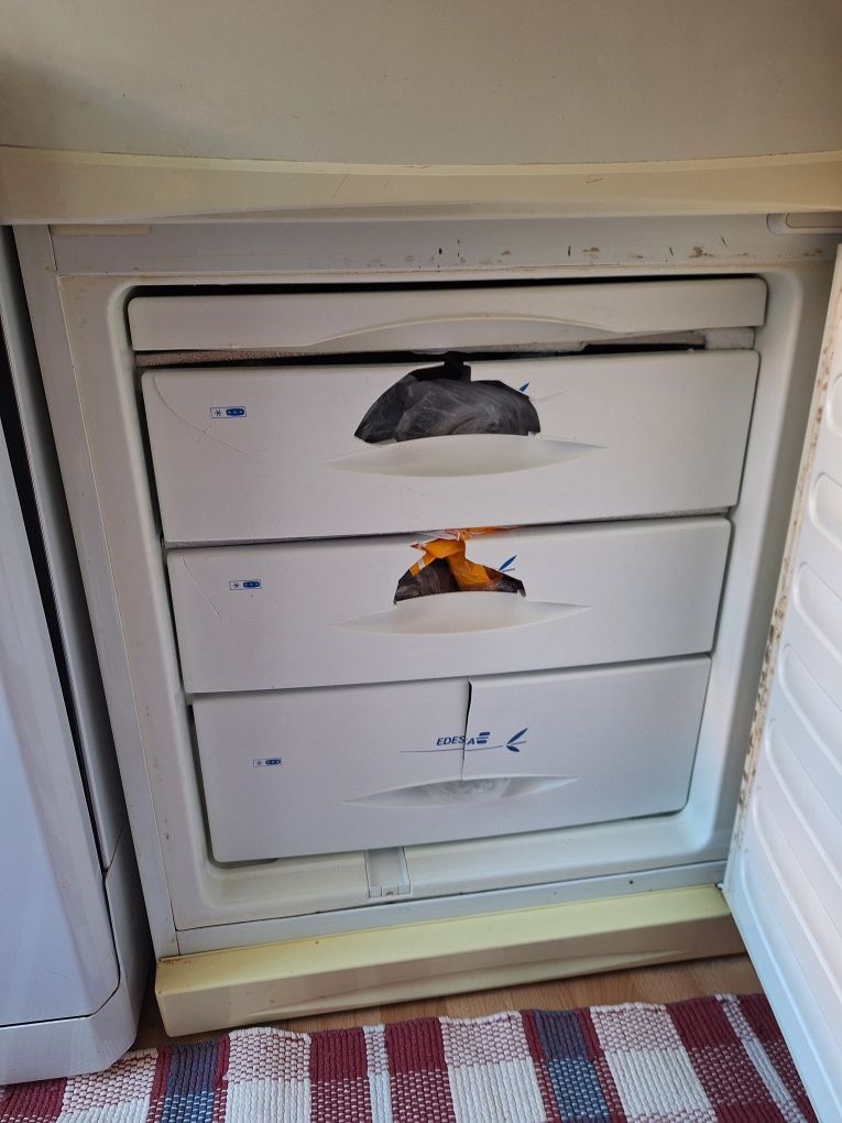 Ve frigorífico,  combinado. Arca com três gavetas..Tem 1,70 m de altur