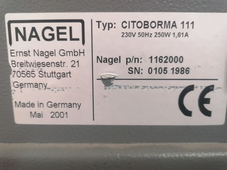 Máquina elétrica de furar papel